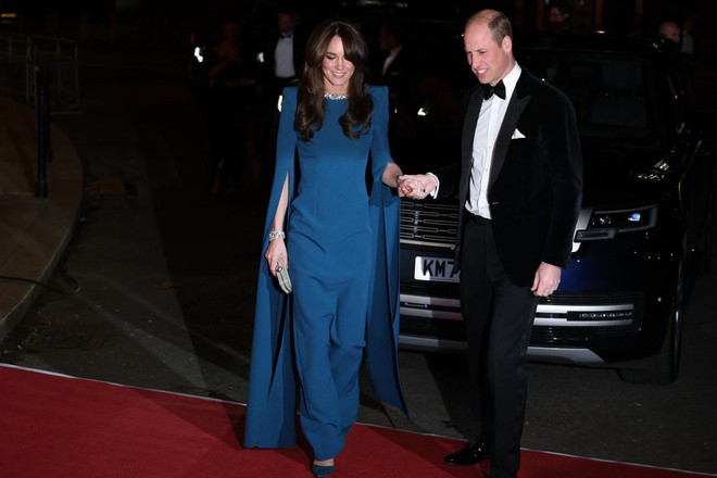 Phản ứng của William v&agrave; Kate trước khủng hoảng của Ho&agrave;ng gia Anh - Ảnh 1.