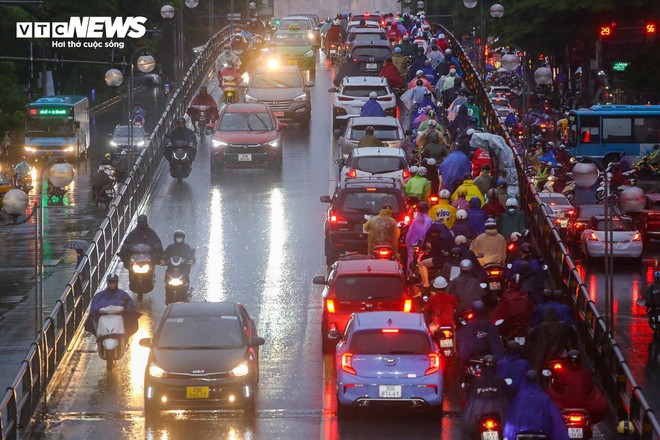 Đường phố Hà Nội hỗn loạn từ sáng đến tối vì mưa, người dân chật vật di chuyển - Ảnh 9.