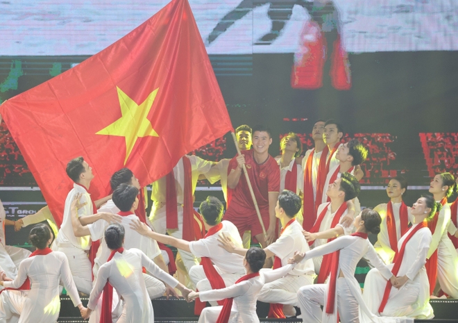 Duy Mạnh tái hiện hình ảnh cắm cờ Tổ quốc tại Thường Châu, Chủ tịch CLB Hà Nội hoá nhạc trưởng trong ngày trọng đại của bầu Hiển - Ảnh 2.