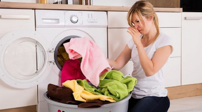 Quần &aacute;o giặt xong vẫn c&oacute; m&ugrave;i h&ocirc;i? Nguy&ecirc;n nh&acirc;n c&oacute; thể từ 3 điều đơn giản - Ảnh 1.