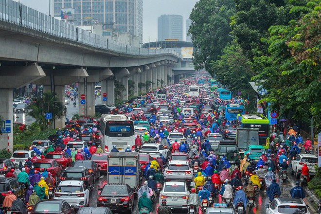 Hà Nội: Người dân vật lộn với tắc đường trong mưa lạnh - Ảnh 10.