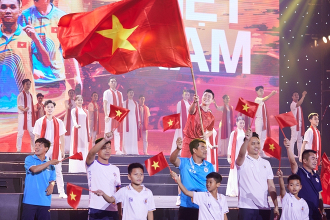 Duy Mạnh tái hiện hình ảnh cắm cờ Tổ quốc tại Thường Châu, Chủ tịch CLB Hà Nội hoá nhạc trưởng trong ngày trọng đại của bầu Hiển - Ảnh 1.
