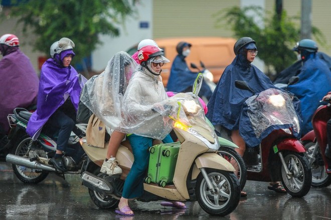 Hà Nội: Người dân vật lộn với tắc đường trong mưa lạnh - Ảnh 7.