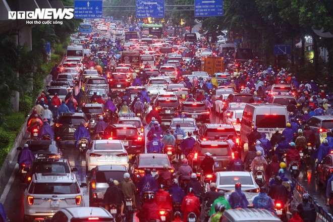 Đường phố Hà Nội hỗn loạn từ sáng đến tối vì mưa, người dân chật vật di chuyển - Ảnh 4.