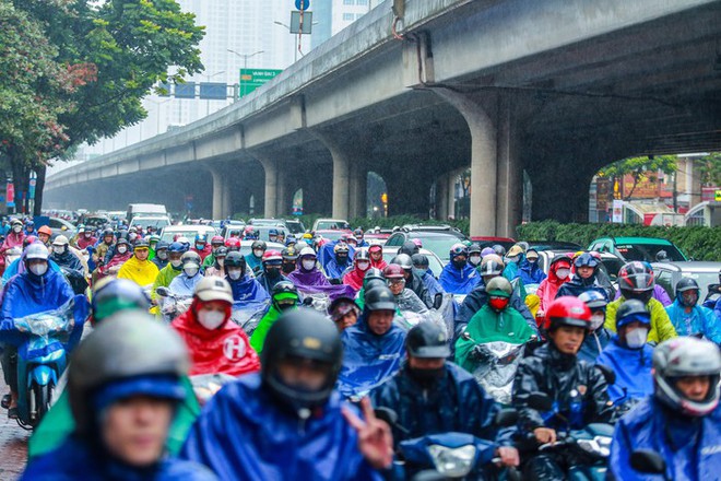 Hà Nội: Người dân vật lộn với tắc đường trong mưa lạnh - Ảnh 6.