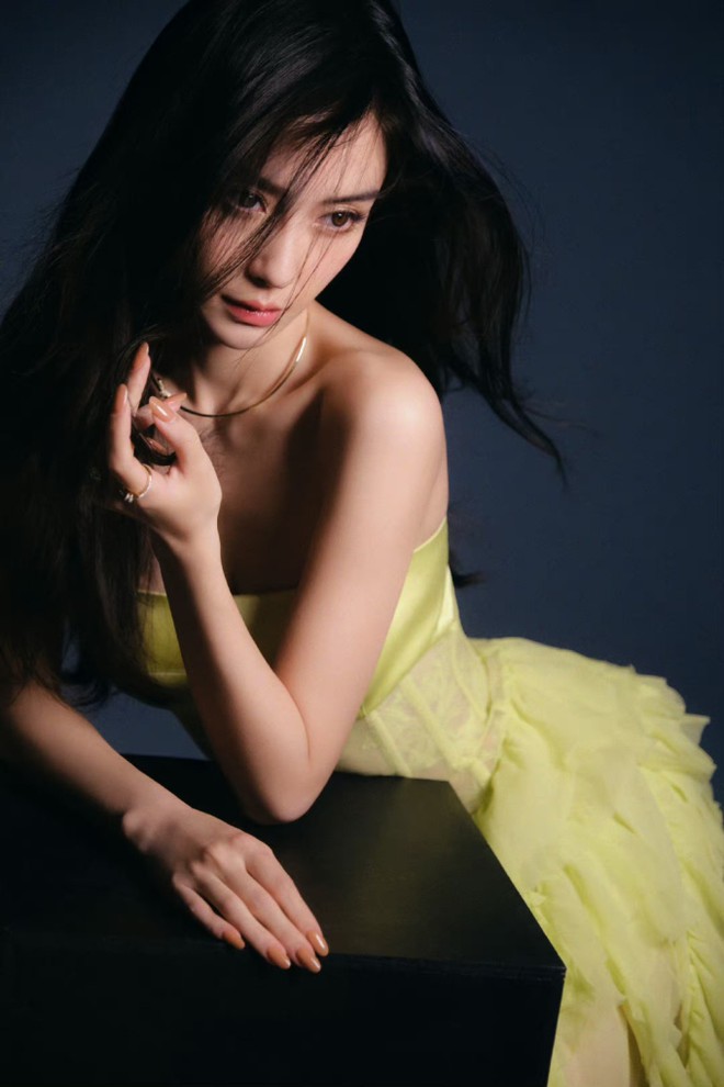Sau ồn &agrave;o đời tư của t&igrave;nh trẻ, Huỳnh Hiểu Minh lộ ảnh xuống phố b&ecirc;n người mới, danh t&iacute;nh nh&agrave; g&aacute;i tưởng lạ m&agrave; quen - Ảnh 7.