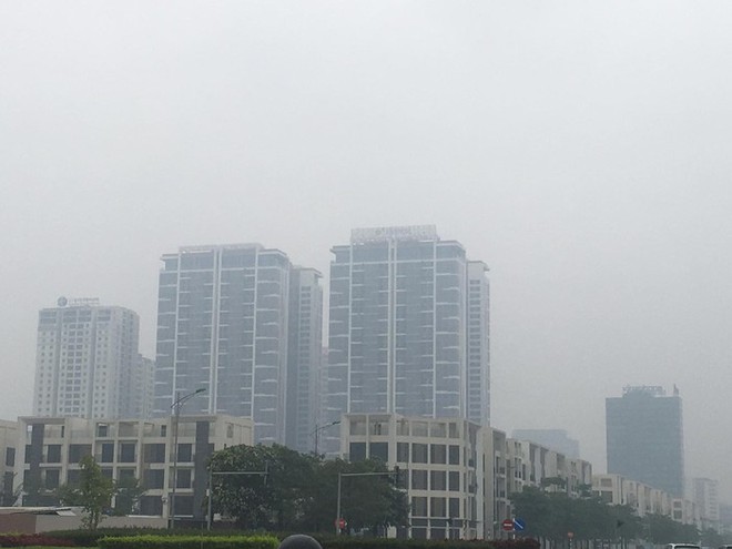 Giữa trưa, bầu trời Hà Nội vẫn chìm trong bụi mù dày đặc, chất lượng không khí ở mức rất xấu - Ảnh 3.