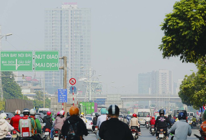 Giữa trưa, bầu trời Hà Nội vẫn chìm trong bụi mù dày đặc, chất lượng không khí ở mức rất xấu - Ảnh 1.