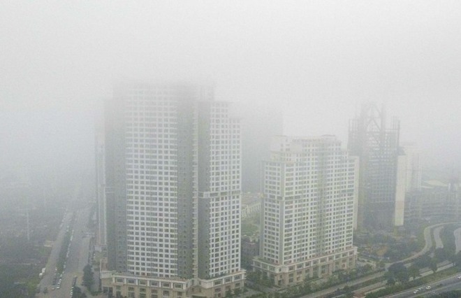 Giữa trưa, bầu trời Hà Nội vẫn chìm trong bụi mù dày đặc, chất lượng không khí ở mức rất xấu - Ảnh 12.