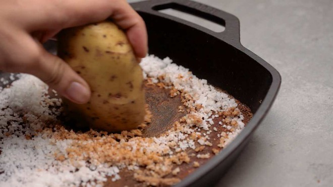 Học đầu bếp nh&agrave; h&agrave;ng 2 c&aacute;ch l&agrave;m mới chảo gang chống gỉ s&eacute;t v&agrave; mất chống d&iacute;nh v&ocirc; c&ugrave;ng đơn giản - Ảnh 4.