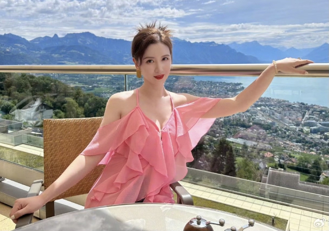 Sau ồn &agrave;o đời tư của t&igrave;nh trẻ, Huỳnh Hiểu Minh lộ ảnh xuống phố b&ecirc;n người mới, danh t&iacute;nh nh&agrave; g&aacute;i tưởng lạ m&agrave; quen - Ảnh 4.