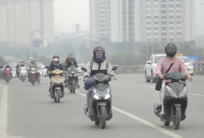 Giữa trưa, bầu trời Hà Nội vẫn chìm trong bụi mù dày đặc, chất lượng không khí ở mức rất xấu - Ảnh 6.