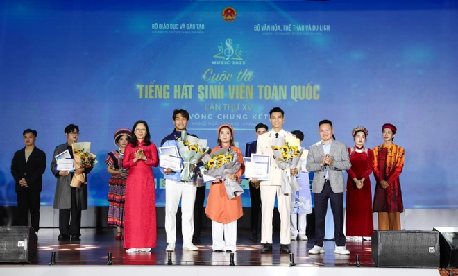 Sinh viên giờ tài năng thật, đi thi hát mà mọi thứ hoành tráng như chương trình biểu diễn nghệ thuật! - Ảnh 10.