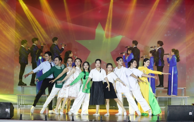 Sinh viên giờ tài năng thật, đi thi hát mà mọi thứ hoành tráng như chương trình biểu diễn nghệ thuật! - Ảnh 1.