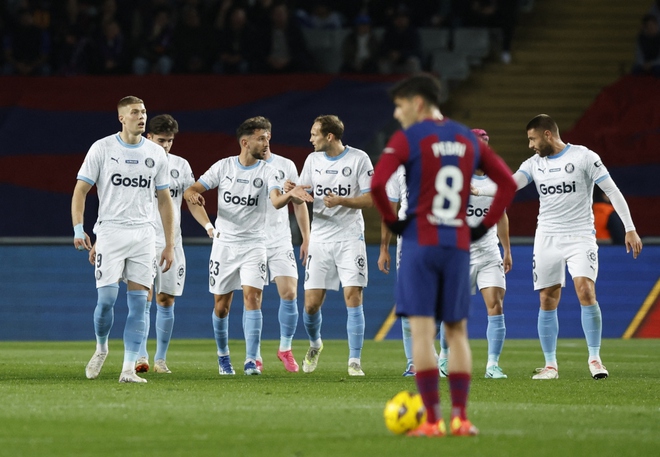 Thắng Barca sau màn rượt đuổi tỷ số, Girona vươn lên dẫn đầu La Liga - Ảnh 1.