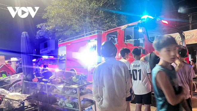 Chợ ở Bình Phước bốc cháy, 9 ki ốt bị thiêu rụi - Ảnh 1.