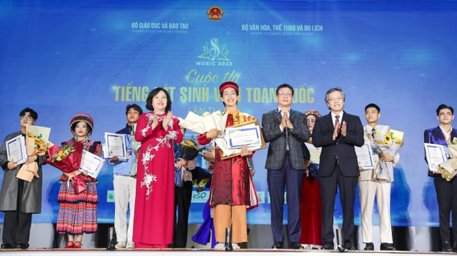 Sinh viên giờ tài năng thật, đi thi hát mà mọi thứ hoành tráng như chương trình biểu diễn nghệ thuật! - Ảnh 9.