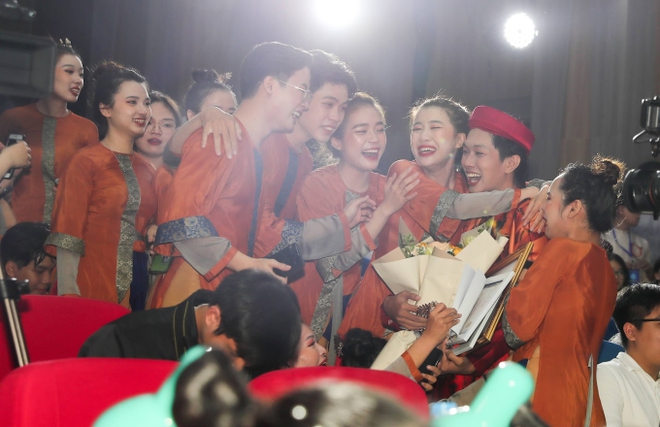 Sinh viên giờ tài năng thật, đi thi hát mà mọi thứ hoành tráng như chương trình biểu diễn nghệ thuật! - Ảnh 8.