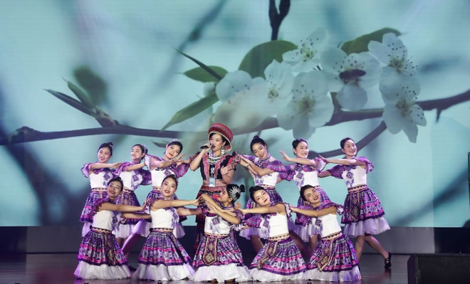 Sinh viên giờ tài năng thật, đi thi hát mà mọi thứ hoành tráng như chương trình biểu diễn nghệ thuật! - Ảnh 7.