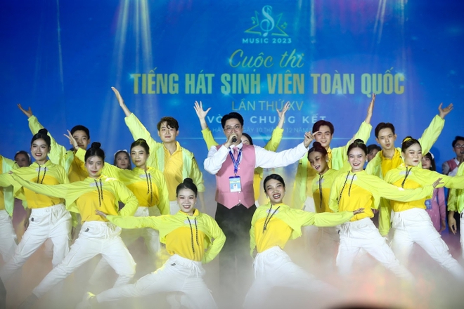 Sinh viên giờ tài năng thật, đi thi hát mà mọi thứ hoành tráng như chương trình biểu diễn nghệ thuật! - Ảnh 6.