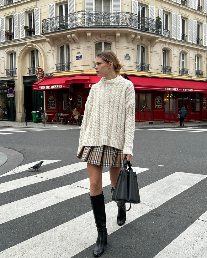 5 mẫu áo len làm nên phong cách mùa đông sang trọng của phụ nữ Pháp - Ảnh 2.