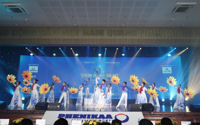 Sinh viên giờ tài năng thật, đi thi hát mà mọi thứ hoành tráng như chương trình biểu diễn nghệ thuật! - Ảnh 3.