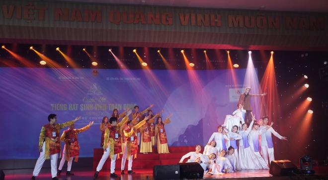 Sinh viên giờ tài năng thật, đi thi hát mà mọi thứ hoành tráng như chương trình biểu diễn nghệ thuật! - Ảnh 2.