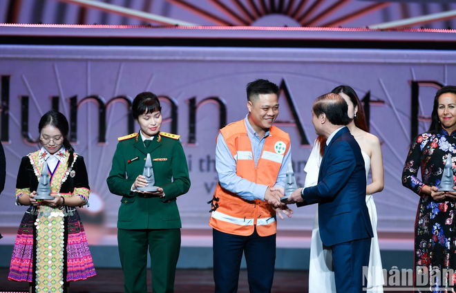 [Ảnh] To&agrave;n cảnh Lễ trao giải thưởng H&agrave;nh động v&igrave; cộng đồng - Ảnh 14.