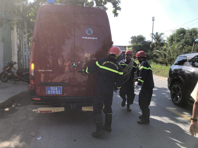 TPHCM: Sập s&agrave;n nh&agrave;, 1 người bị v&ugrave;i lấp trong đống đổ n&aacute;t - Ảnh 2.