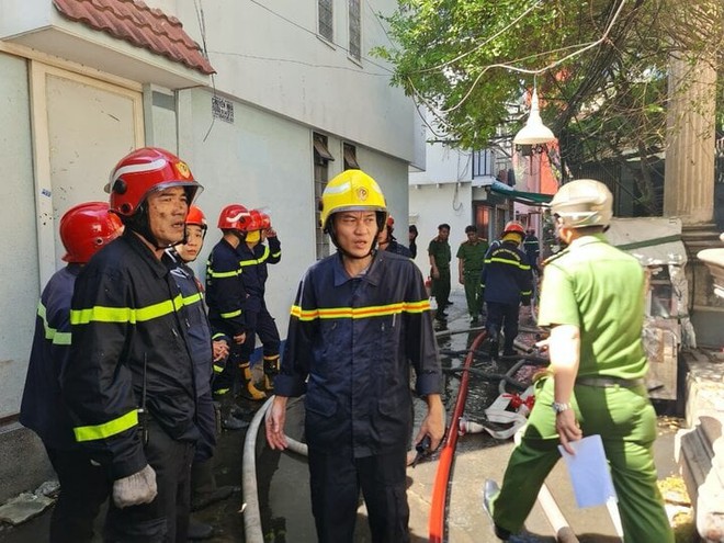 4 chiến sỹ bị thương khi cứu 12 người thoát khỏi căn nhà cháy ở TP.HCM - Ảnh 2.