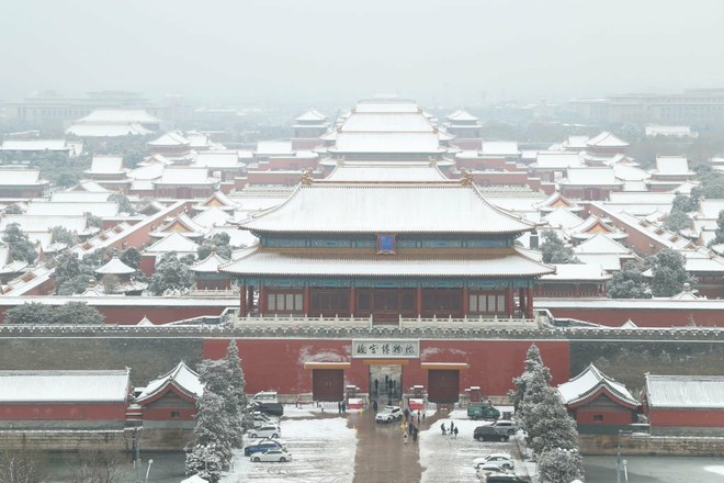 Trung Quốc: Tuyết đầu mùa bao phủ tạo nên cảnh tượng đẹp đến nao lòng tại Tử Cấm Thành - Ảnh 3.