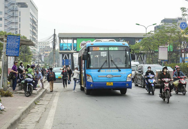 Bị CSGT dừng xe xử phạt, nhiều t&agrave;i xế xe bus bất ngờ khi kh&ocirc;ng biết m&igrave;nh vi phạm - Ảnh 4.