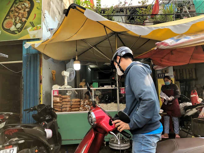 Hàng bánh ướt 25k tràn hộp, mỗi ngày làm 600kg chả vẫn không đủ bán nhưng gây tranh cãi là do đâu? - Ảnh 2.