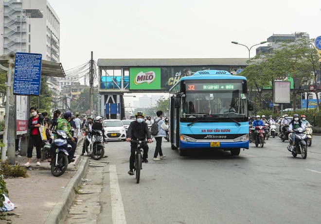 Bị CSGT dừng xe xử phạt, nhiều t&agrave;i xế xe bus bất ngờ khi kh&ocirc;ng biết m&igrave;nh vi phạm - Ảnh 3.