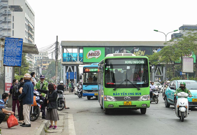 Bị CSGT dừng xe xử phạt, nhiều tài xế xe bus bất ngờ khi không biết mình vi phạm - Ảnh 2.