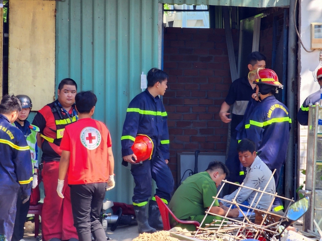 Hiện trường vụ sập s&agrave;n nh&agrave; ở TPHCM khiến 1 thanh ni&ecirc;n tử vong - Ảnh 2.