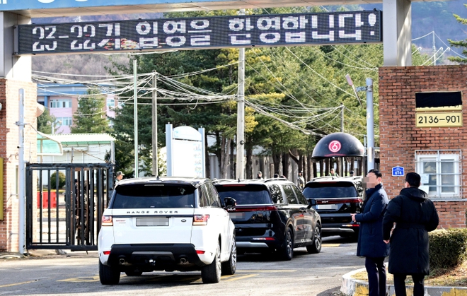 Jimin - Jungkook (BTS) gây bão với khoảnh khắc xoa đầu trứng cút của nhau ngày nhập ngũ, fan chuẩn bị banner cổ vũ hoành tráng ngoài doanh trại - Ảnh 11.