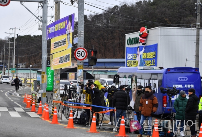Jimin - Jungkook (BTS) gây bão với khoảnh khắc xoa đầu trứng cút của nhau ngày nhập ngũ, fan chuẩn bị banner cổ vũ hoành tráng ngoài doanh trại - Ảnh 9.