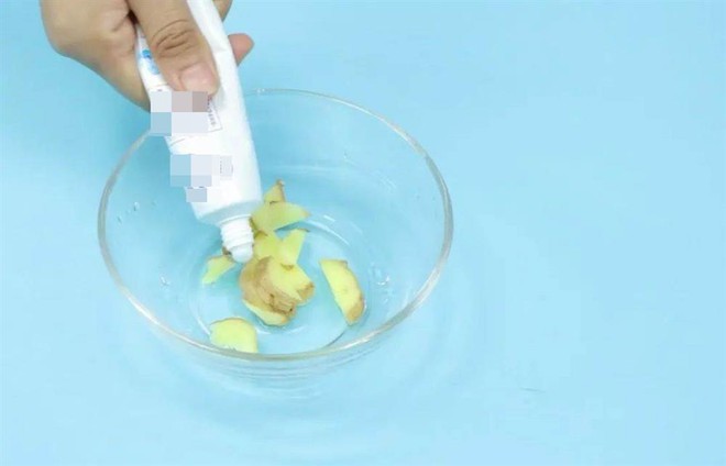 B&oacute;p 1 tu&yacute;p kem đ&aacute;nh răng l&ecirc;n gừng, t&aacute;c dụng cực mạnh nhưng nhiều người chưa biết - Ảnh 1.