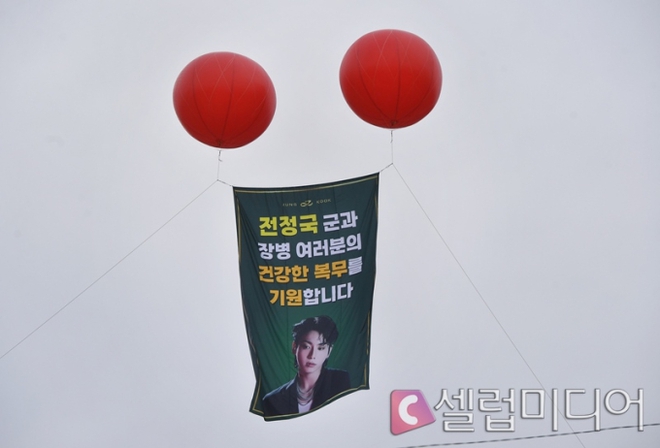 Jimin - Jungkook (BTS) gây bão với khoảnh khắc xoa đầu trứng cút của nhau ngày nhập ngũ, fan chuẩn bị banner cổ vũ hoành tráng ngoài doanh trại - Ảnh 7.