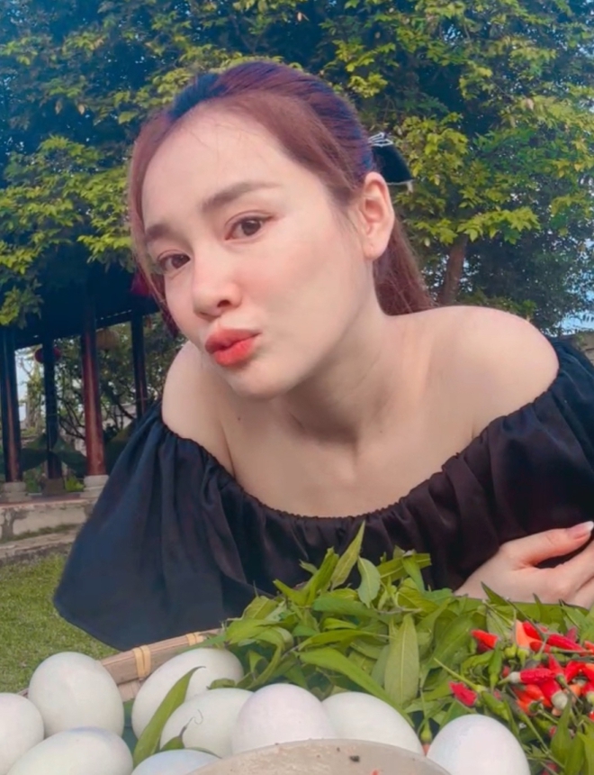 Nh&atilde; Phương khoe nhan sắc qua cam thường, v&oacute;c d&aacute;ng mẹ bỉm sau 2 th&aacute;ng sinh nở g&acirc;y ch&uacute; &yacute; - Ảnh 2.