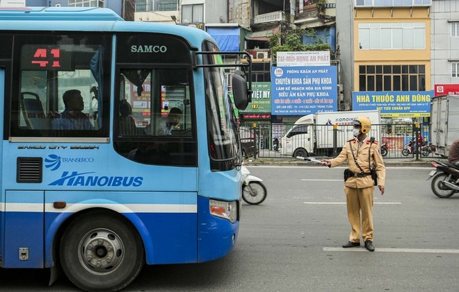 Bị CSGT dừng xe xử phạt, nhiều tài xế xe bus bất ngờ khi không biết mình vi phạm - Ảnh 9.