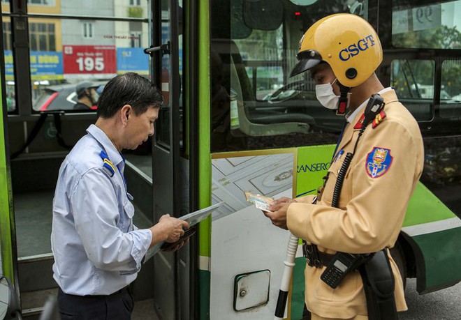 Bị CSGT dừng xe xử phạt, nhiều t&agrave;i xế xe bus bất ngờ khi kh&ocirc;ng biết m&igrave;nh vi phạm - Ảnh 7.