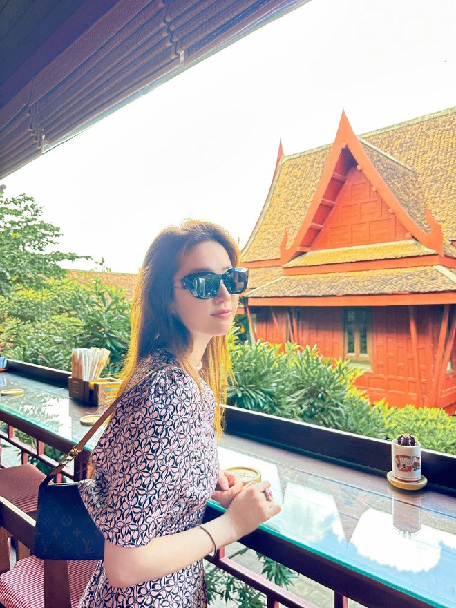 Lưu Diệc Phi khoe sắc khi vi vu Th&aacute;i Lan, mặt mộc ra sao m&agrave; người qua đường kh&ocirc;ng d&aacute;m lại gần chụp ảnh? - Ảnh 2.