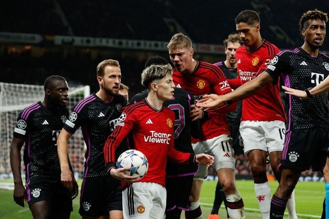 Sao trẻ Man Utd chơi xấu, x&ocirc; x&aacute;t với cầu thủ Bayern Munich - Ảnh 1.