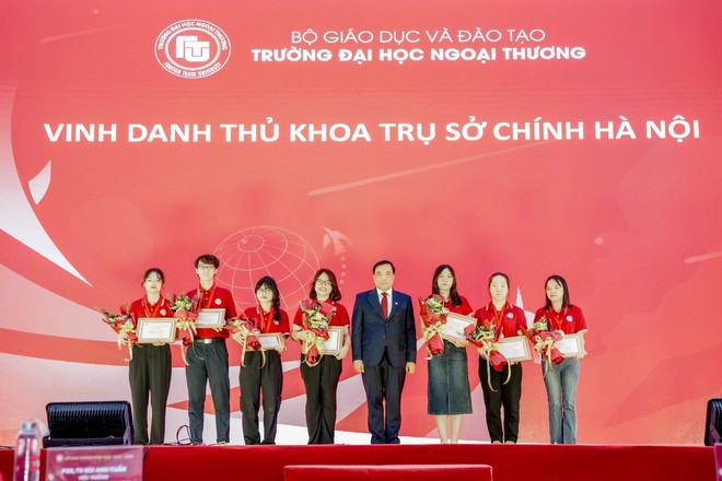 Thủ khoa đầu vào Đại học Ngoại thương đạt điểm SAT top 1% thế giới - Ảnh 2.