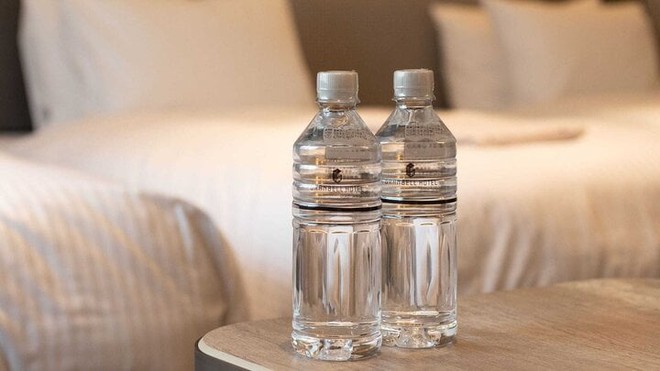 Tại sao sau khi nhận phòng khách sạn nên ném chai nước vào gầm giường? - Ảnh 1.