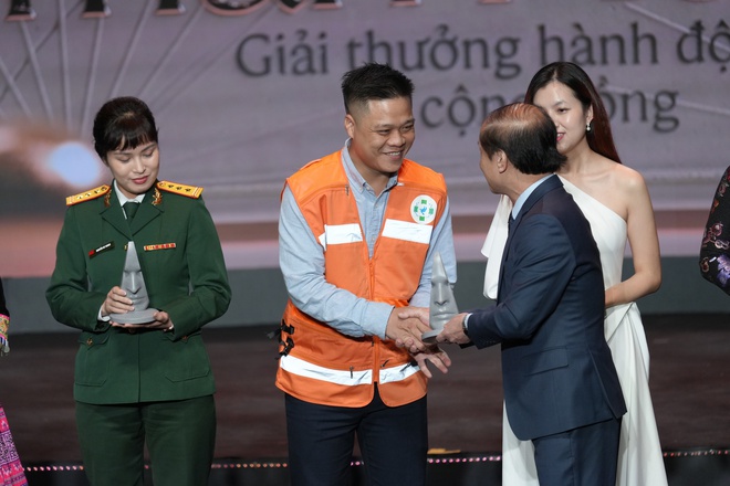 Đội trưởng FAS Angel vội vã vào ca trực ngay sau gala Human Act Prize 2023: Chúng tôi cần nỗ lực hơn sau khi được vinh danh - Ảnh 1.