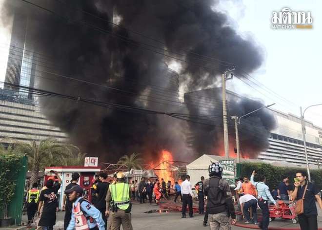 Clip, ảnh: Khung cảnh hiện trường vụ hỏa hoạn kinh hoàng tại Chợ đêm Jodd Fairs (Thái Lan) - Ảnh 4.