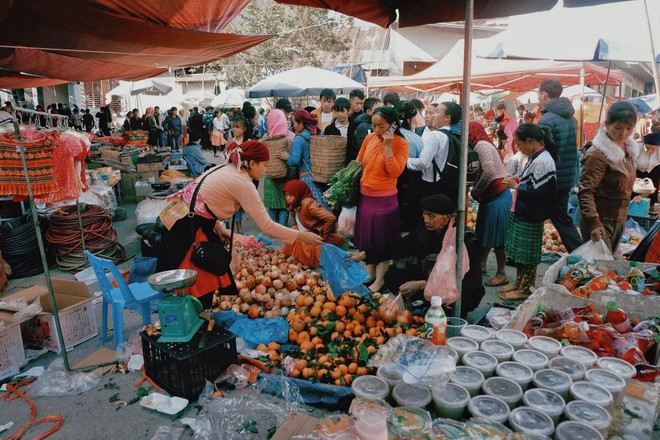Chơi Tết ở Hà Giang thì đến ngay khu chợ chẳng cần tiền cũng mua được cả rổ niềm vui và đây là 5 mẹo đi chợ do hội mê phượt chỉ dẫn - Ảnh 3.